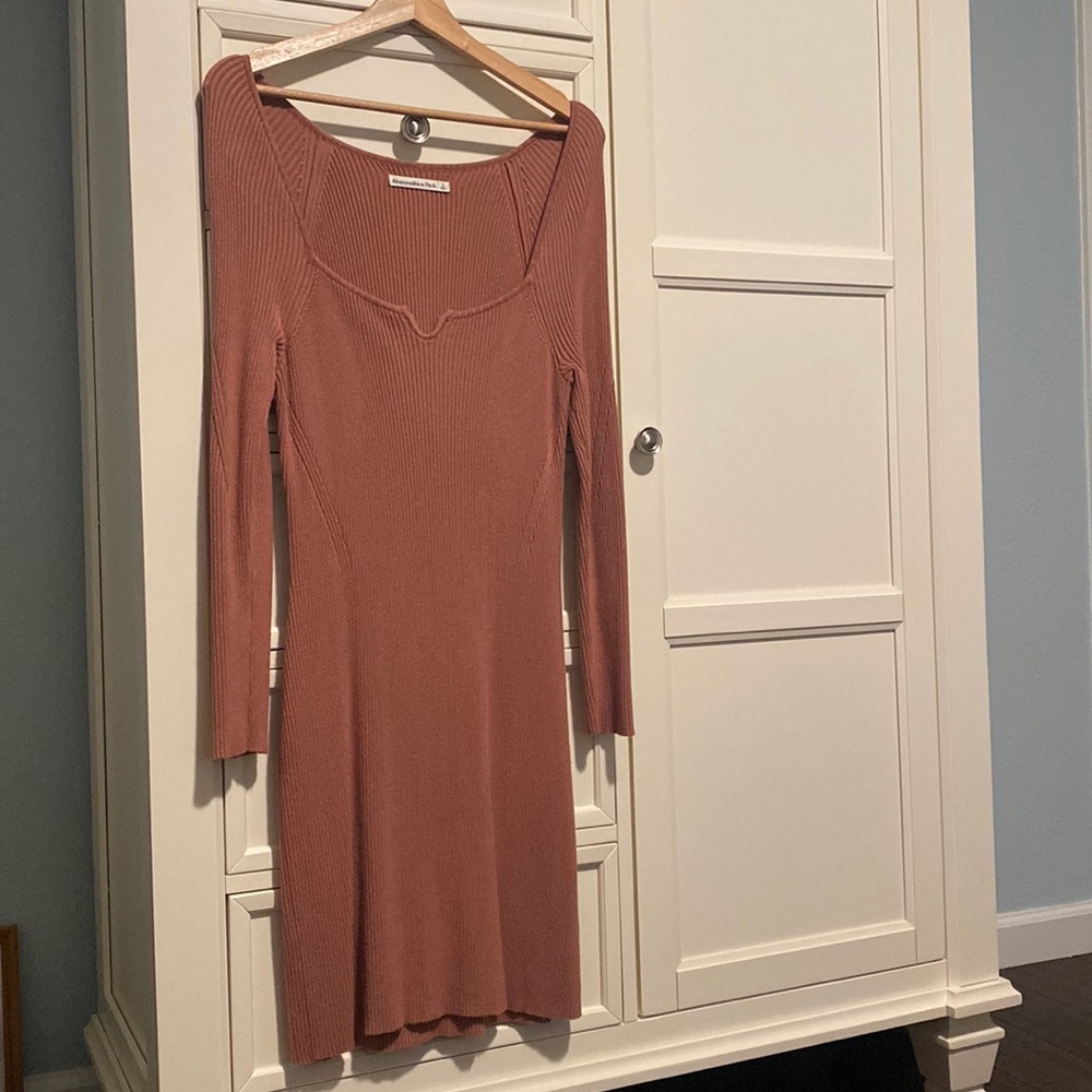 Knit body con dress. Long sleeves and midi length. Perfect to wear for winter.
